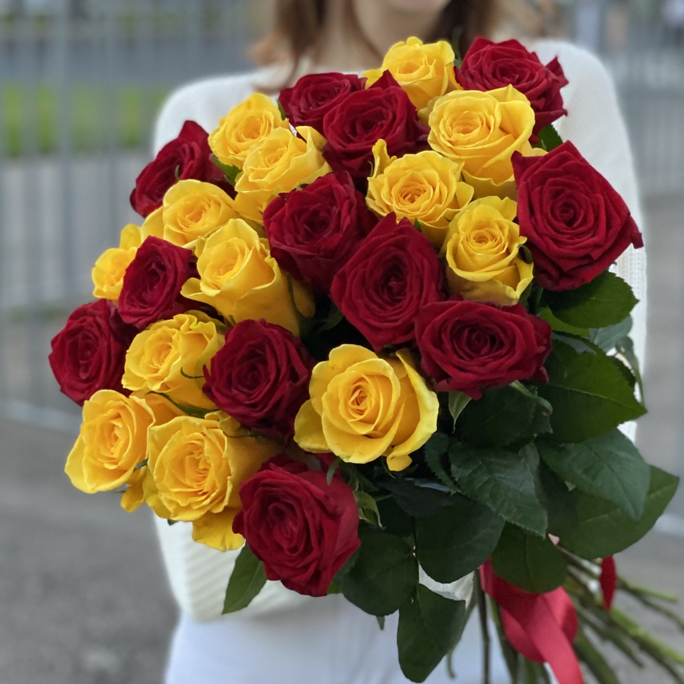 25 красных и желтых роз 60 см